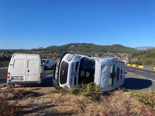 Muğla’da Cenaze aracı ile minibüs çarpıştı: 3 yaralı